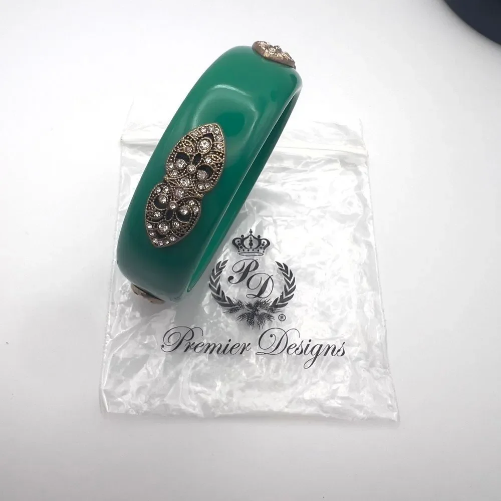 Emerald Green Bracelet with Gold Accents